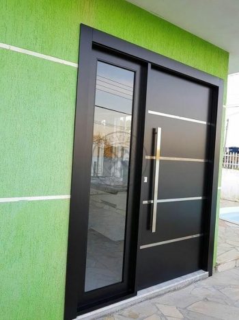 Porta pivotante com revestimento em MDF e pintura em laca P.U preto acetinado - Imagem 3