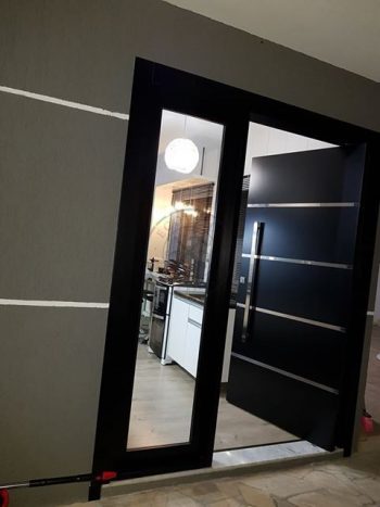 Porta pivotante com revestimento em MDF e pintura em laca P.U preto acetinado - Imagem 4