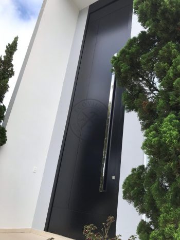 Porta pivotante em ACM preto carbono com friso vertical e horizontal e dupla vedação - Imagem 2