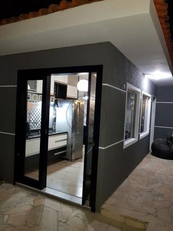 Porta pivotante com revestimento em MDF e pintura em laca P.U preto acetinado - Imagem 5