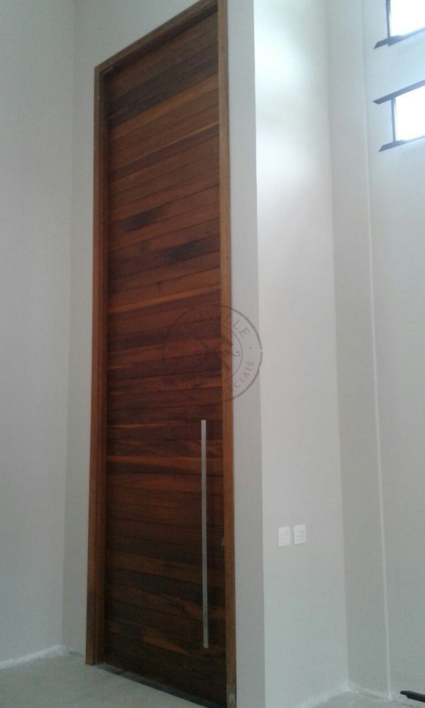 Porta pivotante de Lambril de Imbuia, com estrutura de aço no interior para não empenar, com espessura de 8 cm - Imagem 3