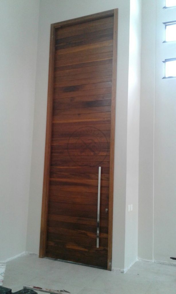 Porta pivotante de Lambril de Imbuia, com estrutura de aço no interior para não empenar, com espessura de 8 cm - Imagem 4