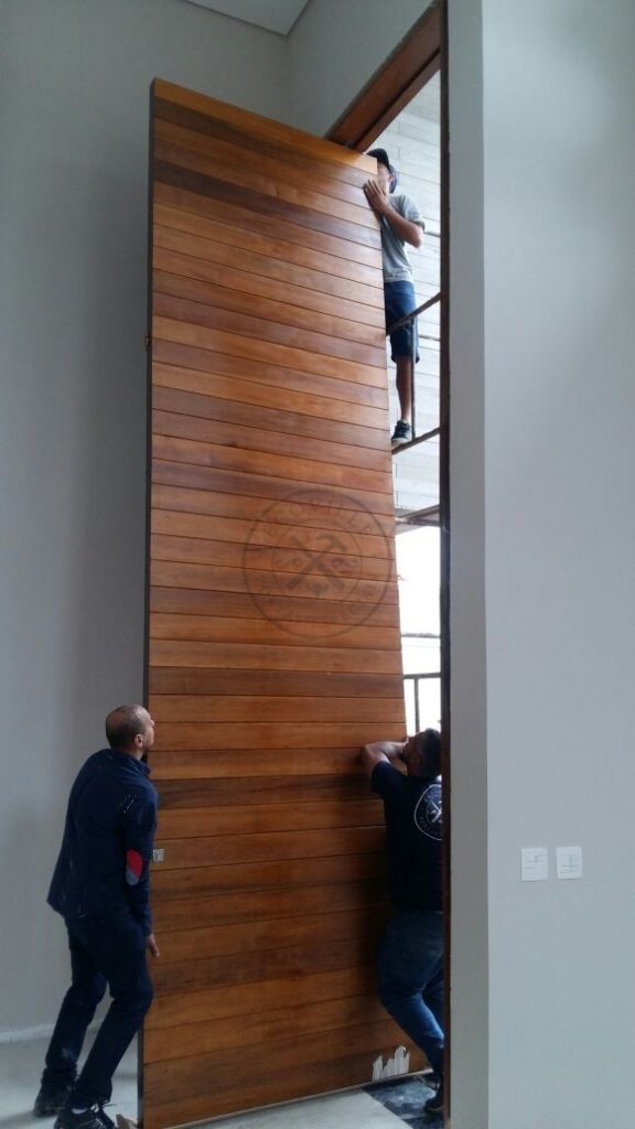 Porta pivotante de Lambril de Imbuia, com estrutura de aço no interior para não empenar, com espessura de 8 cm - Imagem 7