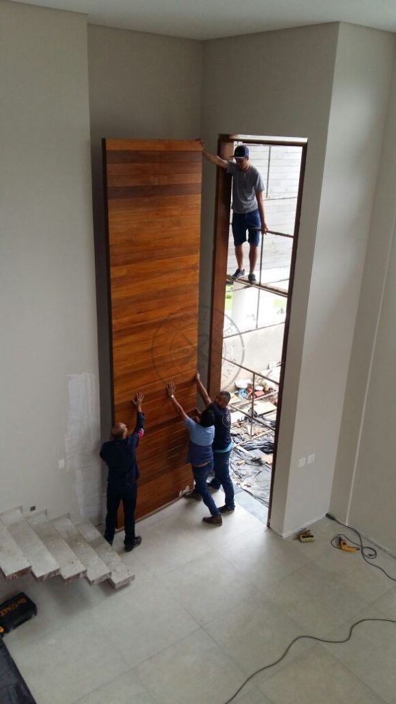 Porta pivotante de Lambril de Imbuia, com estrutura de aço no interior para não empenar, com espessura de 8 cm - Imagem 8