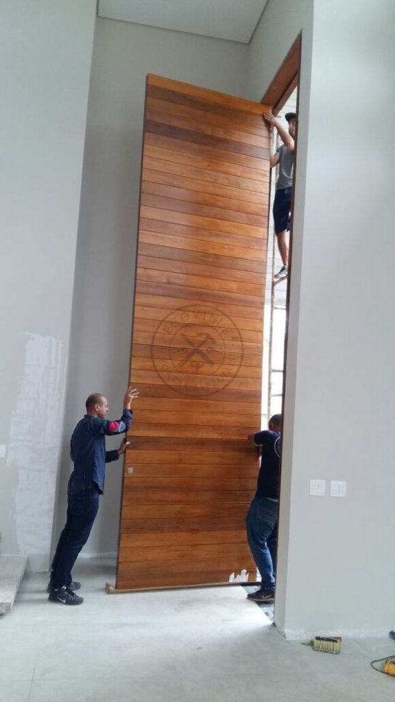 Porta pivotante de Lambril de Imbuia, com estrutura de aço no interior para não empenar, com espessura de 8 cm - Imagem 9