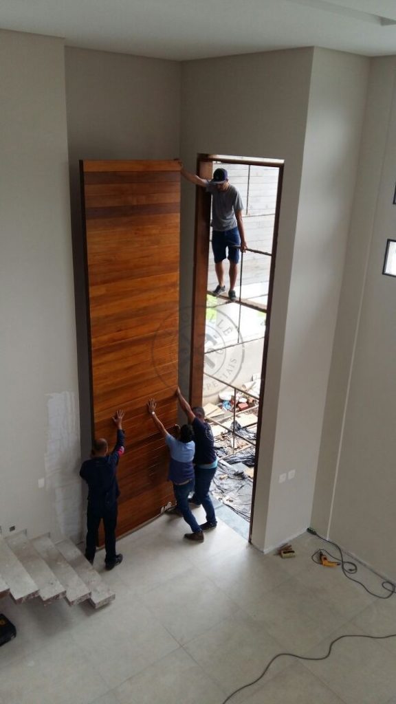 Porta pivotante de Lambril de Imbuia, com estrutura de aço no interior para não empenar, com espessura de 8 cm - Imagem 10