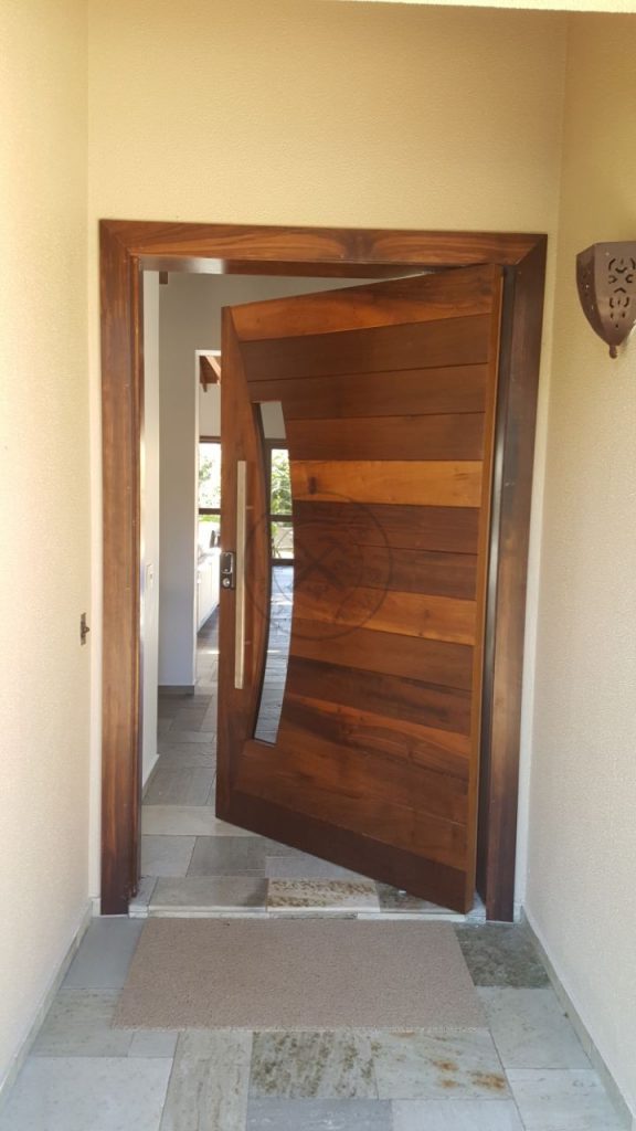 Porta com estrutura de ferro no interior, revestido de Lambril de Imbuia, porta exclusiva