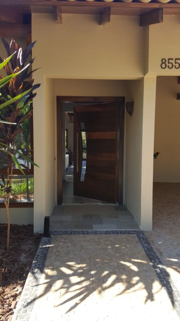 Porta com estrutura de ferro no interior, revestido de Lambril de Imbuia, porta exclusiva - Imagem 3