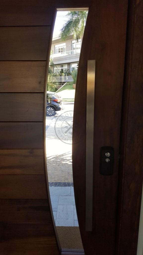 Porta com estrutura de ferro no interior, revestido de Lambril de Imbuia, porta exclusiva - Imagem 5