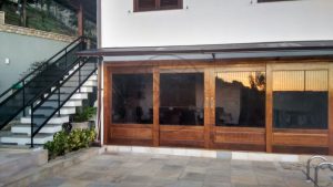 Porta de correr com sistema embutido, vidro panorâmico 10 mm temperado - Imagem 5