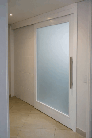 Porta de correr com vidro panorâmico jateado 10 mm, composta por painel fixo e folha móvel, unindo sofisticação, iluminação natural e deslizamento suave