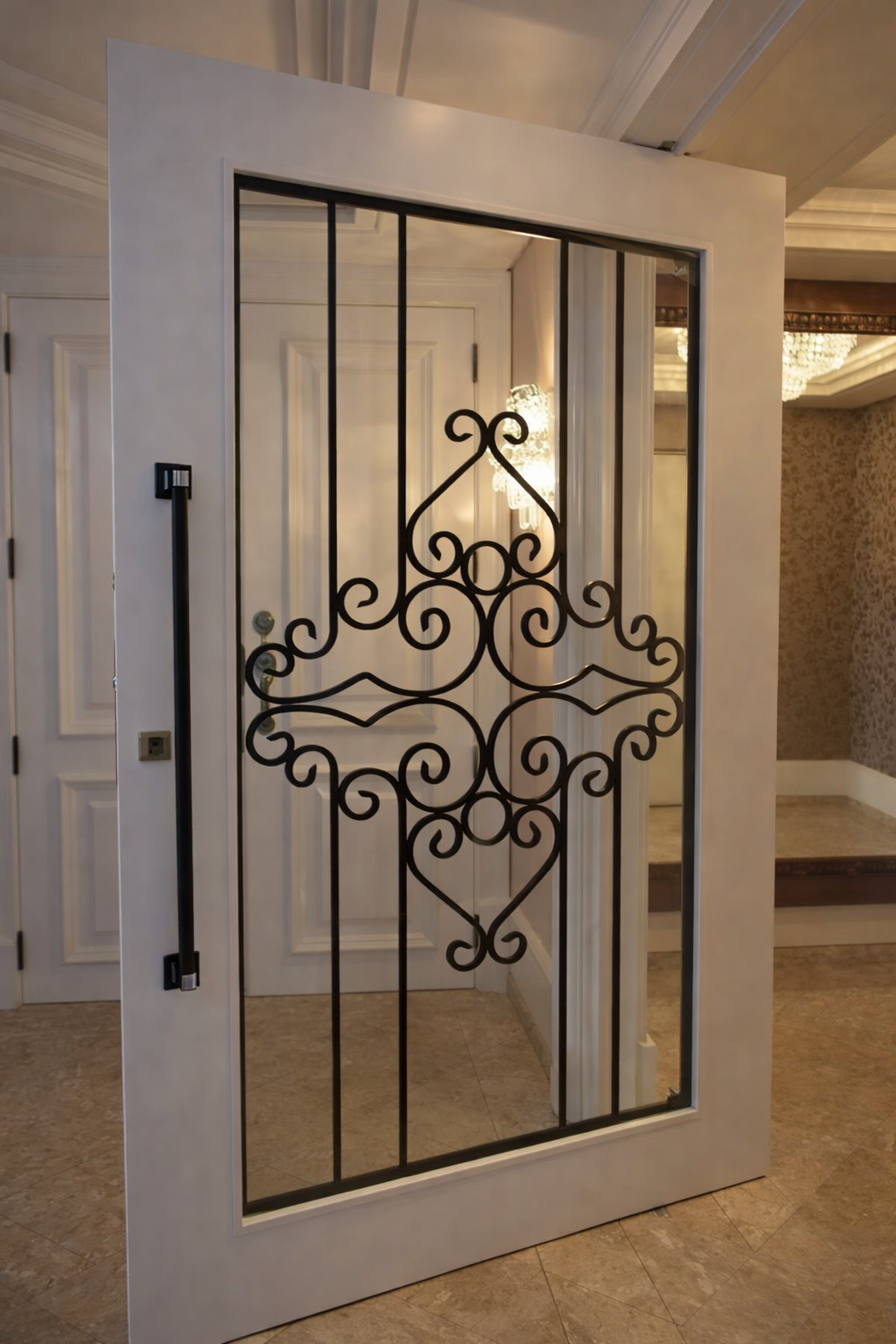 d76065ca-8b9b-41ee-a639-6d7e2056b866 Porta pivotante em madeira maciça com vidro e grade em ferro, acabamento em laca branca. - Imagem 1