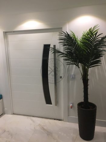 Porta pivotante com revestimento em MDF e pintura laca P.U branco acetinado