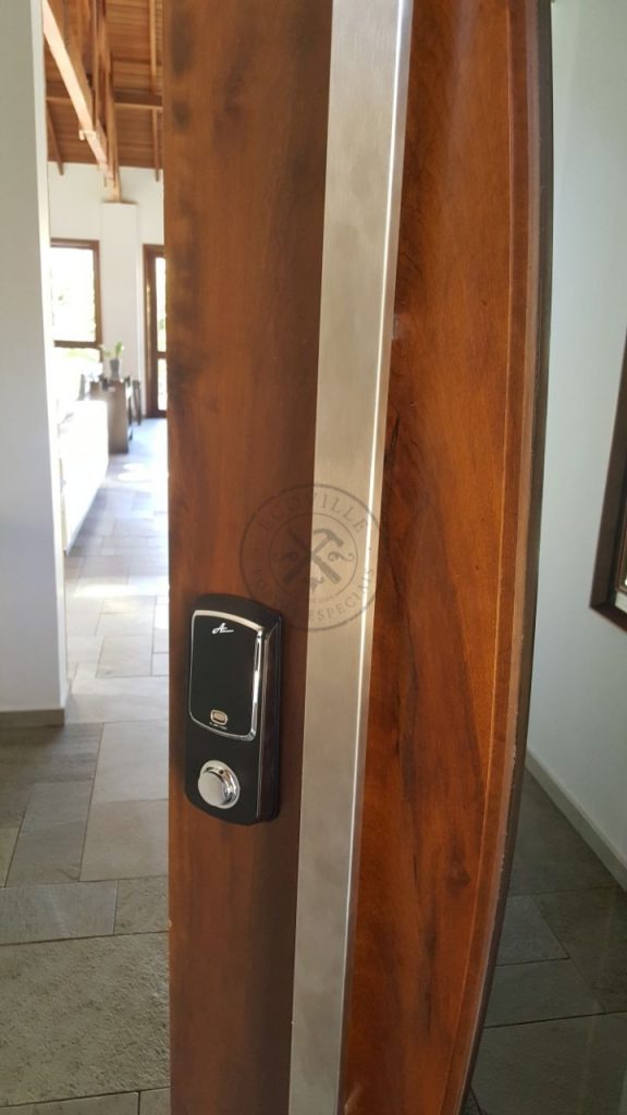 Porta com estrutura de ferro no interior, revestido de Lambril de Imbuia, porta exclusiva - Imagem 7