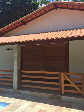 Porta com sistema de correr embutido, sendo com duas folhas de correr em madeira maciça - Imagem 7