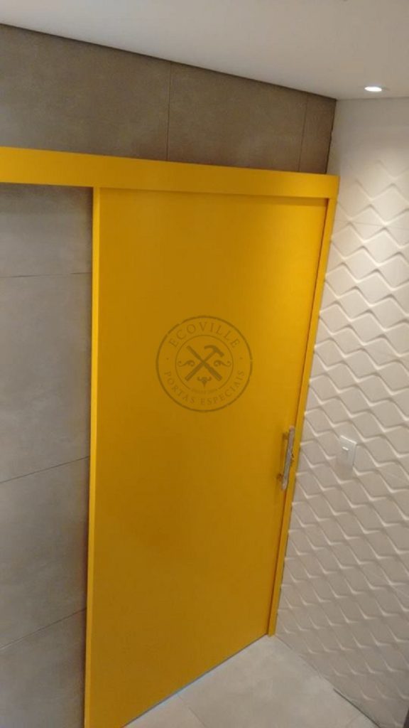 Porta de correr com trilho embutido e pintura de laca P.U amarelo acetinado (Sayerlack)