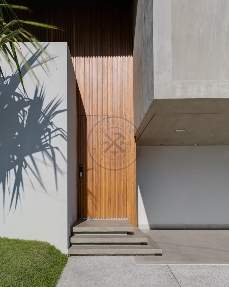 Porta com estrutura de aço no interior com revestimento de madeira maciça ripado na vertical - Imagem 2