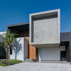 Porta com estrutura de aço no interior com revestimento de madeira maciça ripado na vertical - Imagem 3