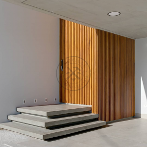 Porta com estrutura de aço no interior com revestimento de madeira maciça ripado na vertical - Imagem 4