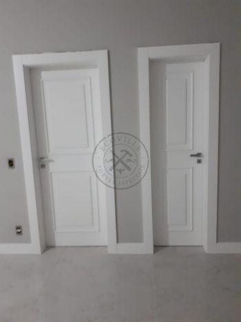 Porta com almofada 3D estrutura sólida maciça com revestimento de mdf plus Berneck, pintura laca P.U branco acetinado