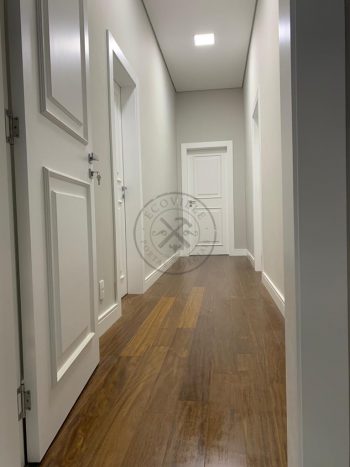 Porta com almofada 3D estrutura sólida maciça com revestimento de mdf plus Berneck, pintura laca P.U branco acetinado - Imagem 4