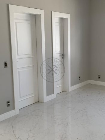 Porta com almofada 3D estrutura sólida maciça com revestimento de mdf plus Berneck, pintura laca P.U branco acetinado - Imagem 5