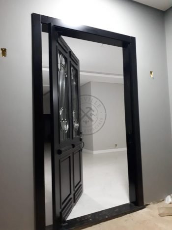 Porta pivotante revestida com MDF com vidros e grades de ferro. - Imagem 3