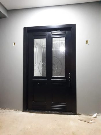 Porta pivotante revestida com MDF com vidros e grades de ferro. - Imagem 4