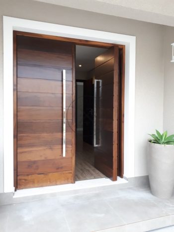 Porta com estrutura de aço no interior com revestimento de lambril maciço de Imbuia, porta com 8 cm de espessura, verniz P.U acetinado - Imagem 3