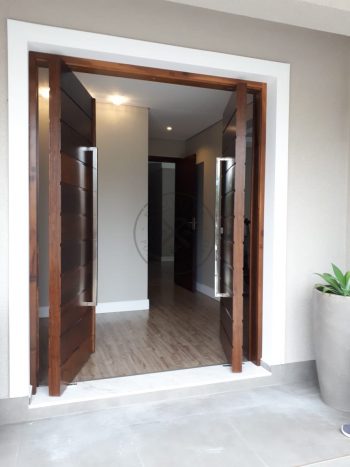 Porta com estrutura de aço no interior com revestimento de lambril maciço de Imbuia, porta com 8 cm de espessura, verniz P.U acetinado - Imagem 4