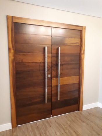 Porta com estrutura de aço no interior com revestimento de lambril maciço de Imbuia, porta com 8 cm de espessura, verniz P.U acetinado - Imagem 5