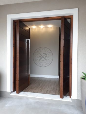 Porta com estrutura de aço no interior com revestimento de lambril maciço de Imbuia, porta com 8 cm de espessura, verniz P.U acetinado - Imagem 6