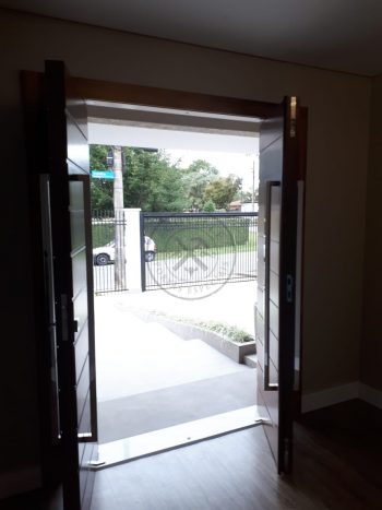 Porta com estrutura de aço no interior com revestimento de lambril maciço de Imbuia, porta com 8 cm de espessura, verniz P.U acetinado - Imagem 7