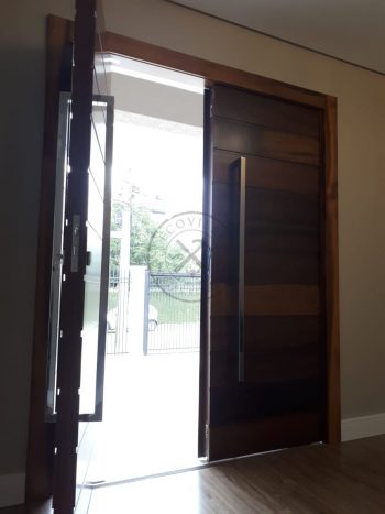Porta com estrutura de aço no interior com revestimento de lambril maciço de Imbuia, porta com 8 cm de espessura, verniz P.U acetinado - Imagem 8