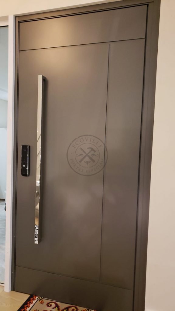 Porta pivotante em ACM Dark Grey com friso horizontal e vertical e dupla vedação