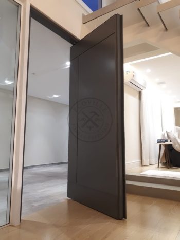 Porta pivotante em ACM Dark Grey com friso horizontal e vertical e dupla vedação - Imagem 7