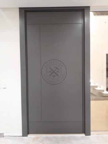 Porta pivotante em ACM Dark Grey com friso horizontal e vertical e dupla vedação - Imagem 3