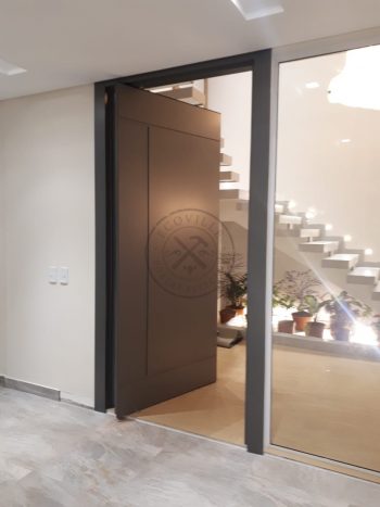 Porta pivotante em ACM Dark Grey com friso horizontal e vertical e dupla vedação - Imagem 4