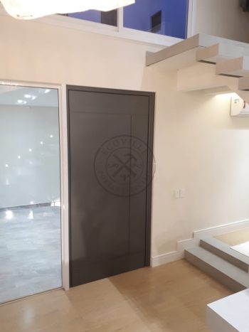 Porta pivotante em ACM Dark Grey com friso horizontal e vertical e dupla vedação - Imagem 5