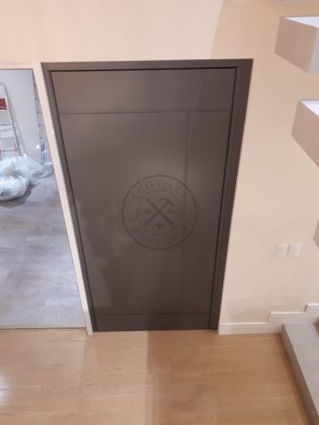 Porta pivotante em ACM Dark Grey com friso horizontal e vertical e dupla vedação - Imagem 6