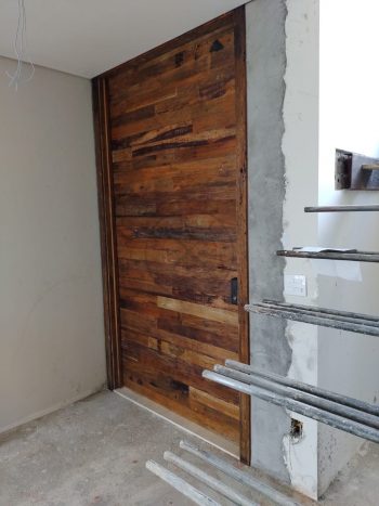 Porta com estrutura de aço no interior, revestido com lambril maciço de demolição Peroba Rosa do Campo - Imagem 3