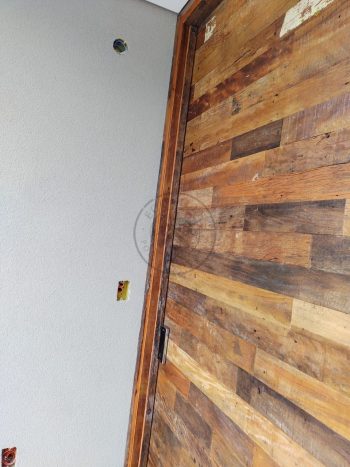 Porta com estrutura de aço no interior, revestido com lambril maciço de demolição Peroba Rosa do Campo - Imagem 4