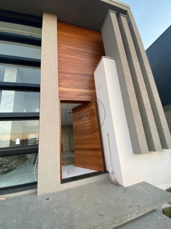 Porta com estrutura de aço no interior, revestido com lambril maciço Cedro Arana - Imagem 3