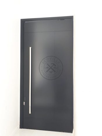 Porta pivotante em ACM preto carbono com friso horizontal e vertical e dupla vedação