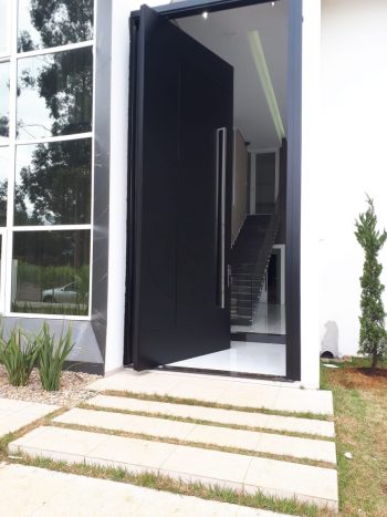 Porta pivotante em ACM preto carbono com friso horizontal e vertical e dupla vedação - Imagem 5