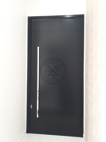Porta pivotante em ACM preto carbono com friso horizontal e vertical e dupla vedação - Imagem 3
