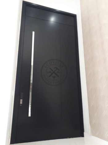Porta pivotante em ACM preto carbono com friso horizontal e vertical e dupla vedação - Imagem 2