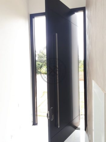 Porta pivotante em ACM preto carbono com friso horizontal e vertical e dupla vedação - Imagem 4