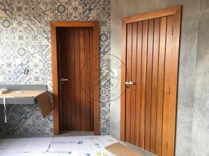 Porta kit pronto especial em madeira maciça