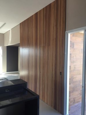 Porta kit de abrir ripado na vertical, com painéis seguindo o mesmo modelo da porta - Imagem 2